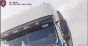 Tài xế xe tải lạng lách không chấp hành hiệu lệnh CSGT bị phạt 64 triệu đồng