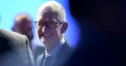 Tim Cook rời ghế CEO Apple, John Ternus kế nhiệm từ 2026