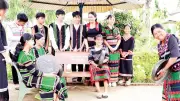 Tiếng cồng chiêng vang vọng giữa sân trường Tây Nguyên