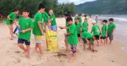 Tiết học lúc bình minh: Biệt đội áo xanh nhặt rác bãi biển Đại Lãnh