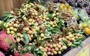 Tiểu thương lý giải giá vải tươi đầu mùa cao chót vót nhưng vẫn đắt hàng