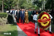 Tổng Bí thư, Chủ tịch nước Đảng Hòa tài tại tượng đài Chủ tịch Hồ Chí Minh ở Philippines