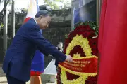 Tổng Bí thư, Chủ tịch nước Tô Lâm dâng hoa tại tượng đài Bác Hồ ở Philippines