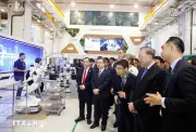 Tổng Bí thư, Chủ tịch nước thăm Nhà máy mẫu và Trung tâm thử nghiệm đường sắt Singapore