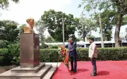 Tổng Bí thư Tô Lâm dâng hoa tại tượng Chủ tịch Hồ Chí Minh ở Sri Lanka