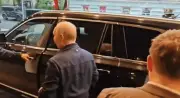 Tổng thống Putin tự lái xe bọc thép đón cô giáo cũ vào Điện Kremlin dùng bữa tối