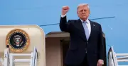 Tổng thống Trump giơ nắm đấm chào trước khi rời Bắc Kinh