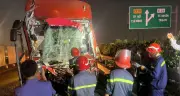Tông đuôi container trên cao tốc, 21 người mắc kẹt trong xe khách