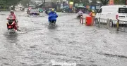 TPHCM mưa lớn gây ngập nhiều tuyến đường, dự báo mưa kéo dài