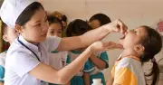 Trẻ quấy khóc, phát sốt sau uống vitamin A: Có đáng lo?