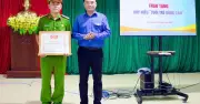 Trao huy hiệu 'Tuổi trẻ dũng cảm' cho đại úy cứu hai cháu bé đuối nước