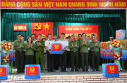 Trao quà cho cán bộ, chiến sĩ làm nhiệm vụ tại đặc khu Trường Sa