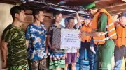 Trao trả 2 tàu cá và 10 ngư dân Trung Quốc bị nạn trên biển
