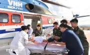 Trực thăng đưa hai bệnh nhân nguy kịch từ Trường Sa về đất liền an toàn