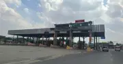 Trạm thu phí bỏ hoang trên QL1 gây cản trở giao thông, người dân bức xúc