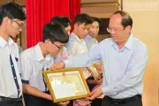 Trần Nhật Tân được khen thưởng vì đạt giải Nhì Tin học quốc gia