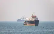 Trump ra lệnh mở lại Eo biển Hormuz, Iran đáp trả bằng không kích
