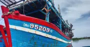 Tàu cá Quảng Ngãi gặp nạn trên biển được hỗ trợ kéo vào bờ an toàn