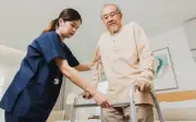 Tuổi già nằm viện không ai chăm: Quyết định tài sản khiến 4 con hoảng hốt