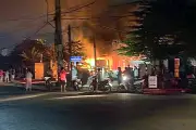 Vụ cháy nhà trùm mền: Khói đen bốc cao kèm nhiều tiếng nổ, khu vực mất điện