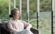 Về già, mới thấy 'lá chắn' đáng tin cậy nhất không phải bạn đời hay con cái mà là 2 điều này