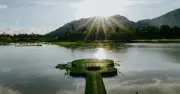 Vẻ đẹp hiếm có của hồ Ô Thum và món gà đốt lá chúc trứ danh