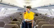 Vì sao không được bơm phồng áo phao khi còn ở trong máy bay?