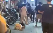 Vụ ẩu đả giữa hai nhóm thanh niên ở Hà Nội, một cô gái bị đánh gục