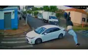 Va chạm kinh hoàng: Xe máy phóng nhanh tông ô tô, người văng lộn nhào 3 vòng