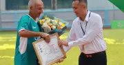 VFF trao kỷ niệm chương cho HLV Guillaume Graechen sau 20 năm cống hiến