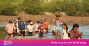 Video cha mẹ liều mình cõng con lội sông dữ đến trường mỗi ngày