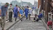 Video Hà Nội tăng tốc đại tu mặt cầu Long Biên