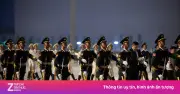 Video quân nhân Trung Quốc gây sốt vì tư thế đứng nghiêm như tượng đá khi chuyên cơ Tổng thống Mỹ hạ cánh