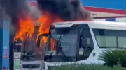 Video: Xe đưa đón công nhân bốc cháy dữ dội gần cây xăng ở Hưng Yên