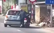 Xô xát trên đường, người đi xe máy ngã vì mâu thuẫn với mẹ trên ô tô