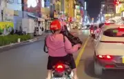 Xác minh clip người phụ nữ rải vàng mã giữa đường ở TP.HCM