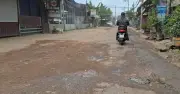 Xe ben chở đất làm rơi vãi, gây bụi bẩn và mất an toàn tại hẻm 54 Liên khu 4-5