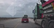 Xe ben vượt ẩu trên cầu ép ô tô và xe máy vào thế nguy hiểm
