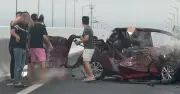 Xe con biến dạng sau va chạm trên cao tốc Móng Cái - Hạ Long