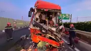 Xe khách tông vào xe đầu kéo trên cao tốc, tài xế tử vong, 21 người bị thương