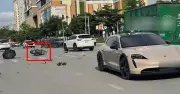 Xe máy biến dạng sau cú va chạm với ô tô Porsche trên đường ở Hà Nội