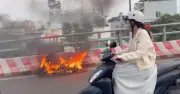 Xe máy cháy ngùn ngụt trên cầu Bình Lợi, giao thông hỗn loạn