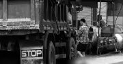 Xe máy điện va chạm ô tô tải, ba cụ 86 tuổi và con tử vong