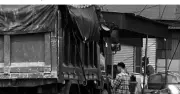 Xe máy điện va chạm ô tô tải: Cụ bà 86 tuổi và con tử vong