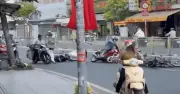 Xe máy té liên tiếp trên đường Lũy Bán Bích vì mỡ bò đổ