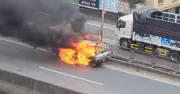 Xe ô tô bốc cháy dữ dội trên đường Vành đai 3, tài xế thoát thân kịp