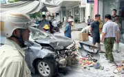 Xe ô tô bốc cháy sau tai nạn ở Nghệ An, tài xế được cứu sống
