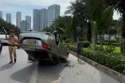 Xe ô tô con bất ngờ nổ lốp, lật ngửa giữa đường ở Hà Nội