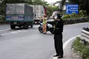 Xe ô tô ùn ứ về Hà Nội ngày thứ 3 nghỉ lễ, CSGT tạm đóng đường phân luồng