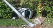 Xe ô tô tông gãy trụ đèn rơi văng vào lề đường, nữ tài xế hoảng loạn
